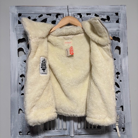Free People Slope Seeker Ivory Faux Fur Sherpa Reversible Vest NWT - Picture 10 of 14